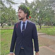 Studente universitario di beni culturali impartisce lezioni di storia, storia dell'arte e materie affini